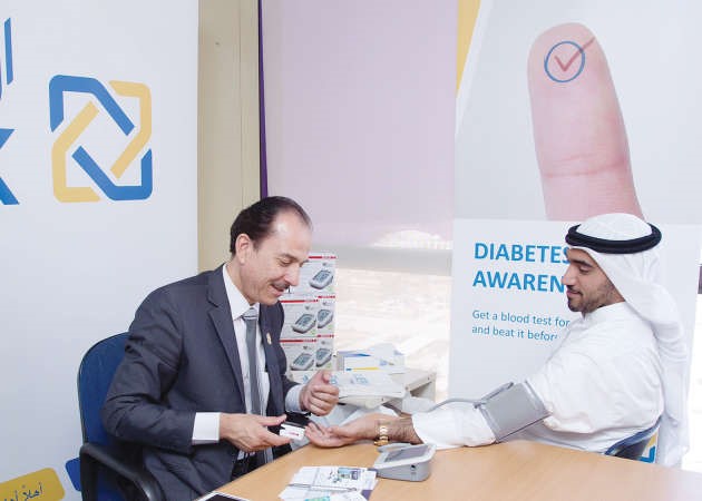 جانب من الفحوصات الطبية لاحد موظفي البنك الاهلي الكويتي ﻿