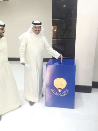 احمد البغيلي خلال تقديمه اقرار الذمة المالية