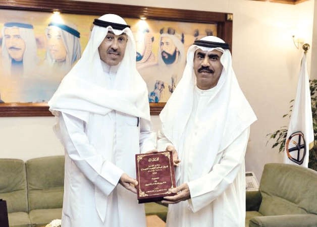الشيخ فواز الخالد يتسلم كتاب الباحث الكوس﻿