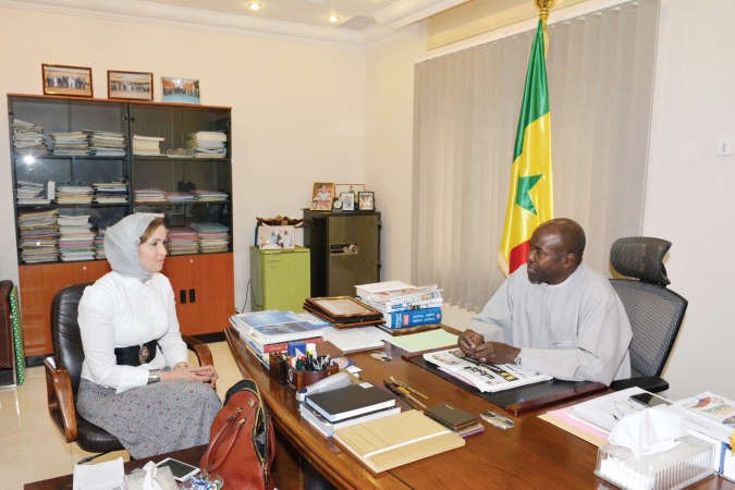 ﻿السفير السنغالي متحدثا الى الزميلة هالة عمران 	 ريليش كومار﻿