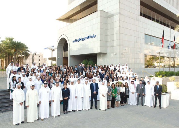 الادارة التنفيذية في البنك الوطني مع الموظفين الجدد