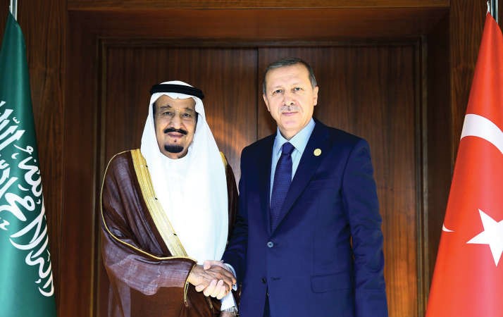 الرئيس التركي رجب طيب اردوغان مستقبلا خادم الحرمين الشريفين الملك سلمان بن عبد العزيزقبل انطلاق اعمال قمة 20 افپ