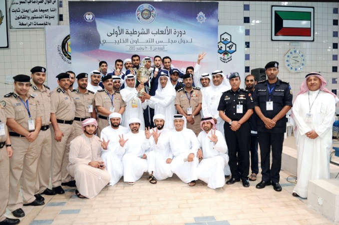 اللواء فيصل السنين متوجا منتخب الامارات الفائز بالمركز الاول﻿