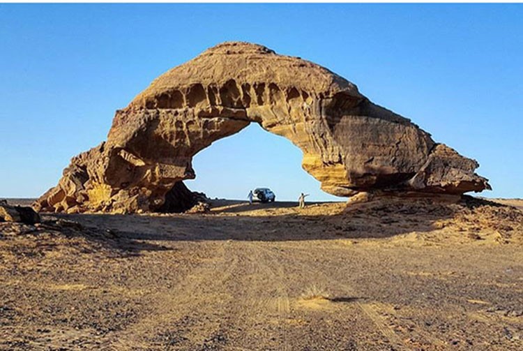 بالصور.. رحالة سعوديون يكشفون الموائد الصخرية للعالم