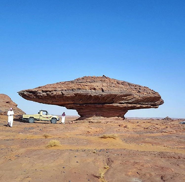 بالصور.. رحالة سعوديون يكشفون الموائد الصخرية للعالم