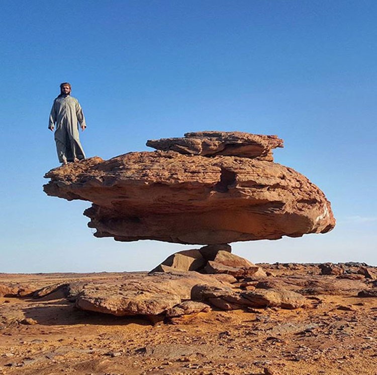 بالصور.. رحالة سعوديون يكشفون الموائد الصخرية للعالم