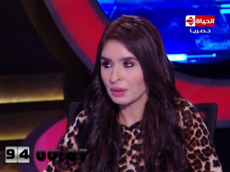  بالفيديو.. الراقصة "دينا": بقرف من "البوس" و "مش فاكرة كام مرة اتجوزت فيها" 