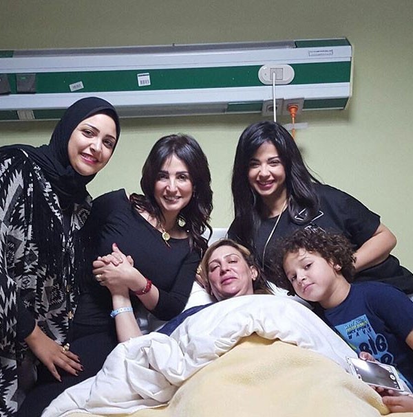 أول ظهور لزوجة أحمد رزق بعد خروجها من المستشفى