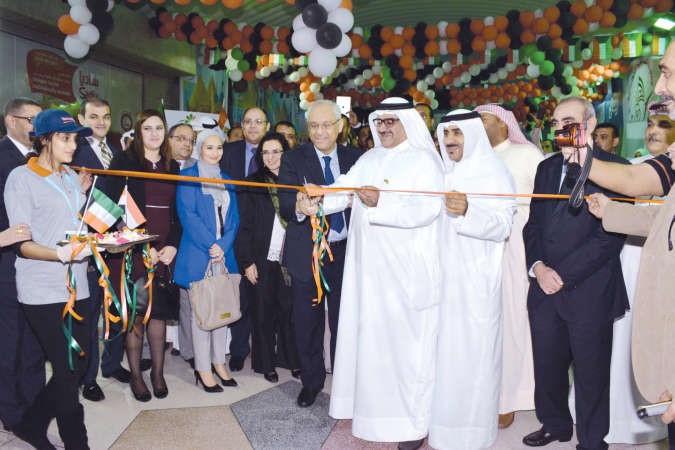 السفير ياسر عاطف ودسعد الشبو وعبدالرحمن الشراح خلال افتتاح المهرجانريليش كومار﻿