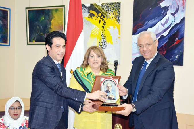 السفير ياسر عاطف ودنبيل بهجت يكرمان دليلى العثمان	 ريليش كومار﻿