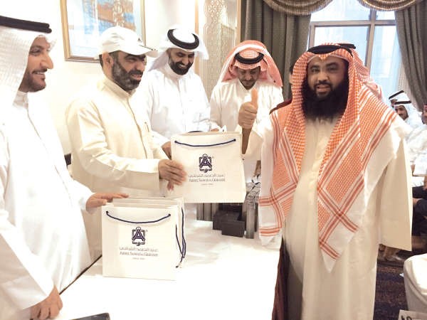 تكريم احد الفائزين في بعض المسابقات﻿