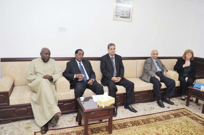 السفير اليمني محمد بري متوسطا نائب السفير البريطاني جاكي بركينز وسفير جيبوتي محمد علي المؤمن وسفير السنغال عبدالاحد امباكي﻿