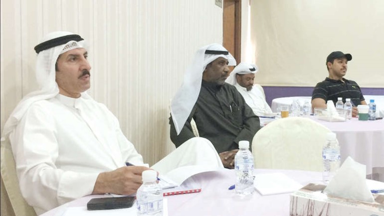 مدير ادارة المسرح بالمجلس الوطني صالح الحمر يتوسط المشاركين في الورشة﻿