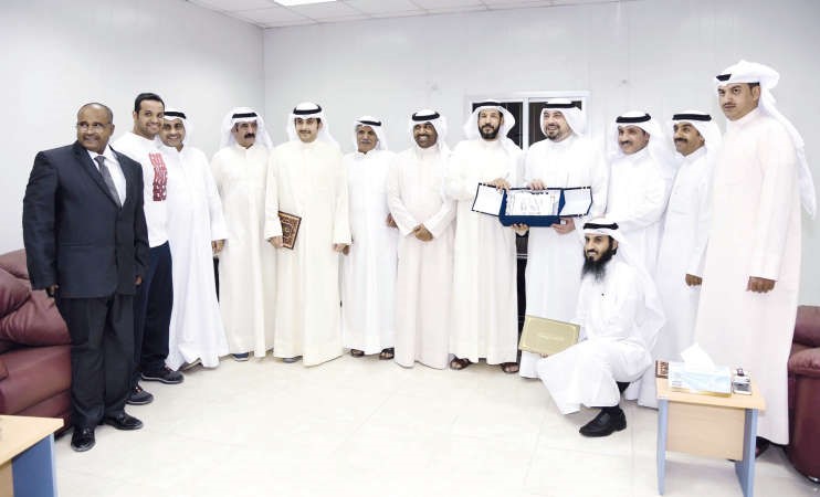 الشيخ دطلال الفهد خلال تكريمه للجان العاملة في التايكوندو