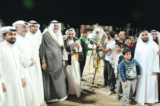 وزير الاعلام ووزير الدولة لشؤون الشباب الشيخ سلمان الحمود مع مجموعة من المشاركين	 محمد خلوصي﻿