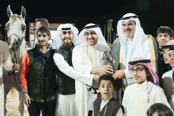 هدية تذكارية للوزير الحمود﻿