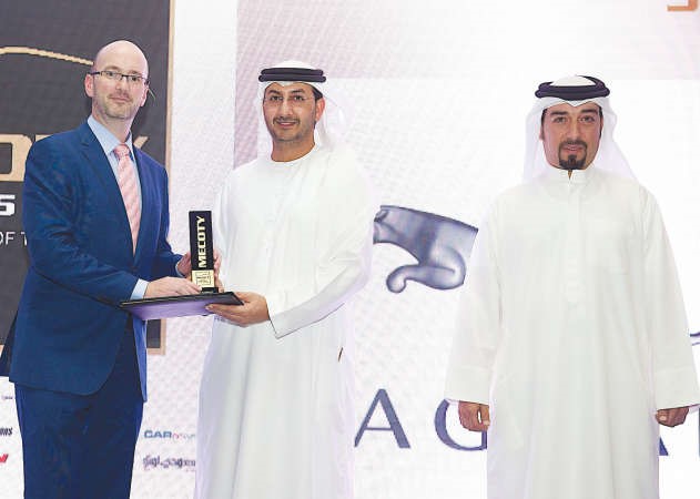 مدير علامة جاكوار الشرق الاوسط وشمال افريقيا كريس وايلد متسلما الجائزة 
