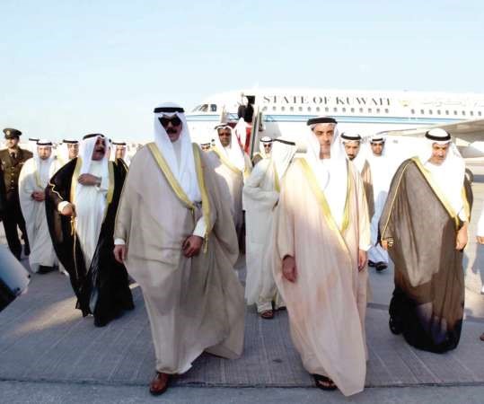  الشيخ محمد الخالد لدى وصوله الى ابوظبي وفي استقباله سمو الفريق الشيخ سيف بن زايد ال نهيان﻿