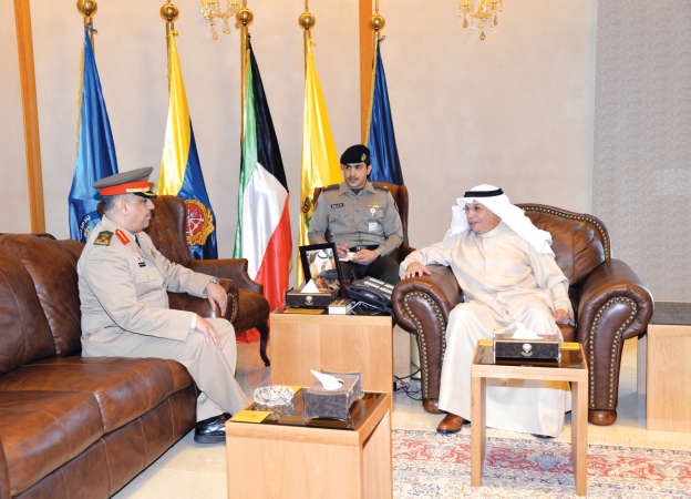 الشيخ خالد الجراح مستقبلا العميد الركن ناصر الحماد ﻿