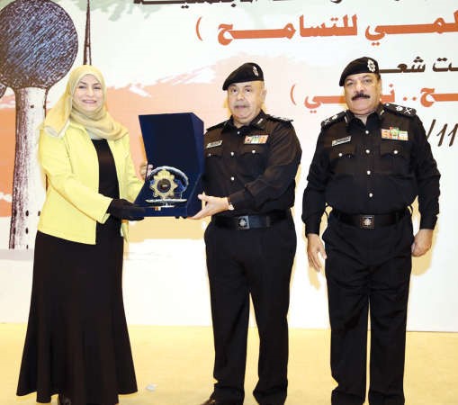 الفريق سليمان الفهد مكرما ايمان عريقات بحضور اللواء عبدالفتاح العلي﻿