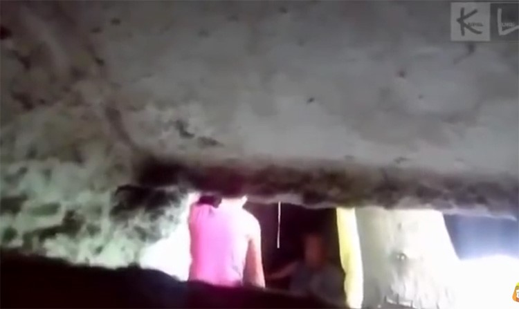  بالفيديو.. فتاة تضرب والدتها بقسوة