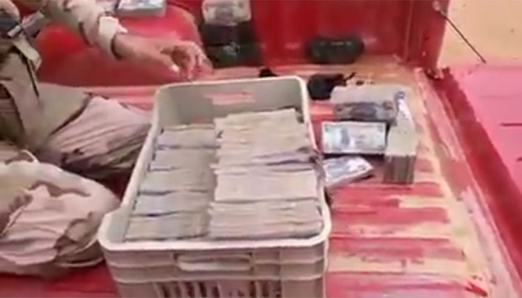  بالفيديو.. ضبط سيارة محملة بـ "رواتب الدواعش"