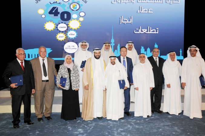 د العمير مع عدد من المكرمين﻿