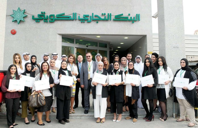 لقطة تذكارية لخريجي برنامج تدريب الدفعة الجديدة من برنامج تطوير الموظفين الجدد في التجاري﻿