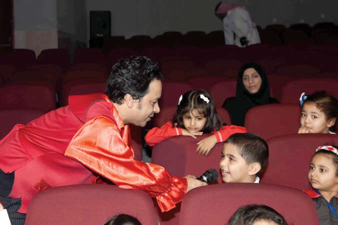 الفنان جاسم عباس مع الاطفال