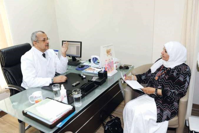 د محمد اسامة متحدثا الى الزميلة زينب ابوسيدو هاني عبدالله

