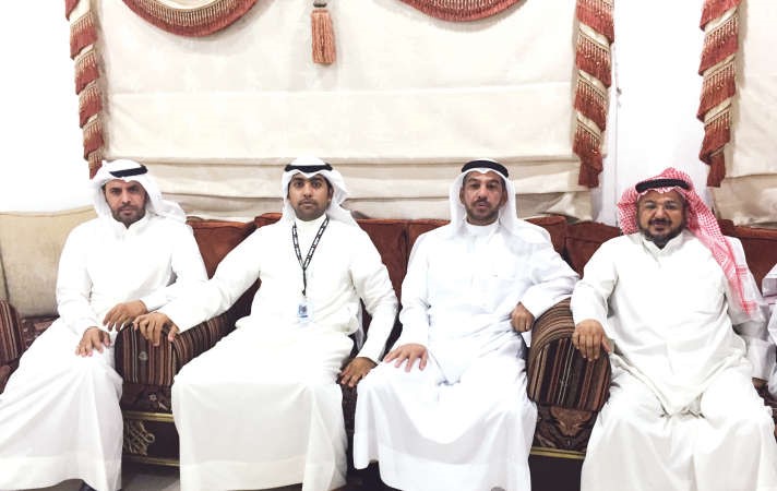 المحامي خالد العتيبي مع اثنين من رواد ديوانه ويبدو الزميل عبدالله صاهود 