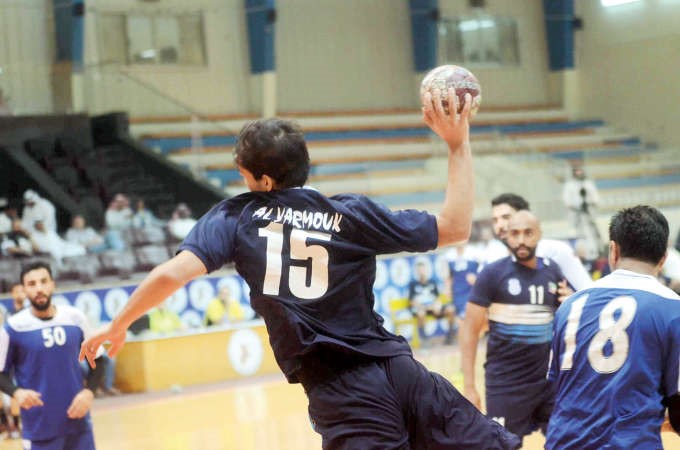  فواز الشمري لاعب اليرموك يعبر دفاعات الشباب