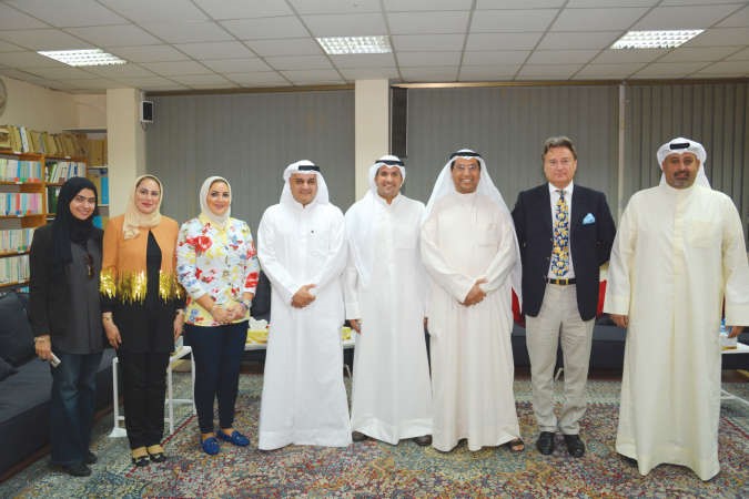 صورة تجمع اللجنة العليا لمعرض الاختراعات ورئيس واعضاء الجمعية الاقتصادية﻿