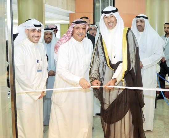 الشيخ فواز الخالد والشيخ محمد الجراح اثناء قص شريط افتتاح الفرع الجديد 