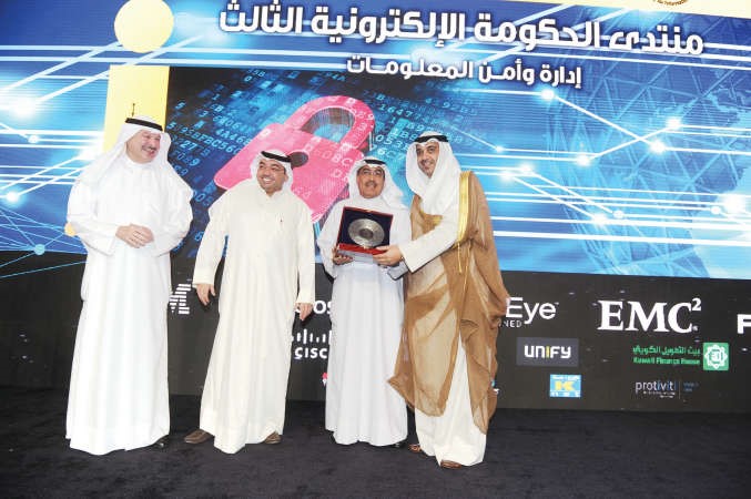 الشيخ محمد العبدالله ويوسف خالد المرزوق خلال تكريمهما نائب رئيس التحرير الزميل عدنان الراشد