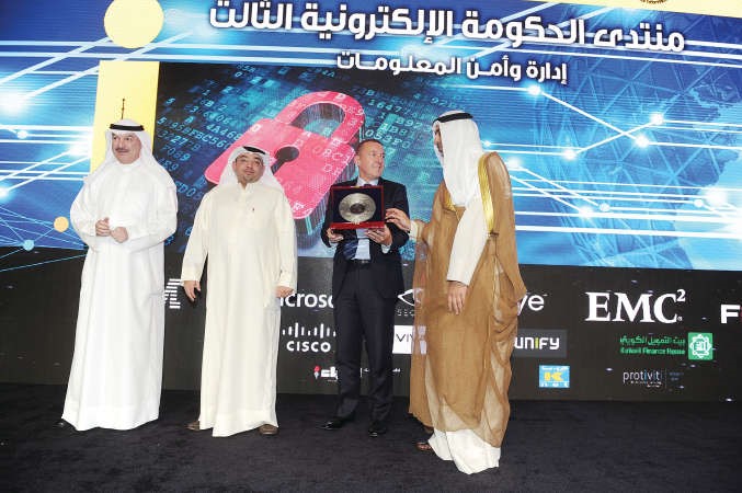 تكريم مايك وستون من شركة سيسكو 