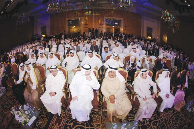 الشيخ محمد العبدالله وسالم الاذينة وعبداللطيف السريع ويوسف خالد المرزوق خلال افتتاح المنتدى