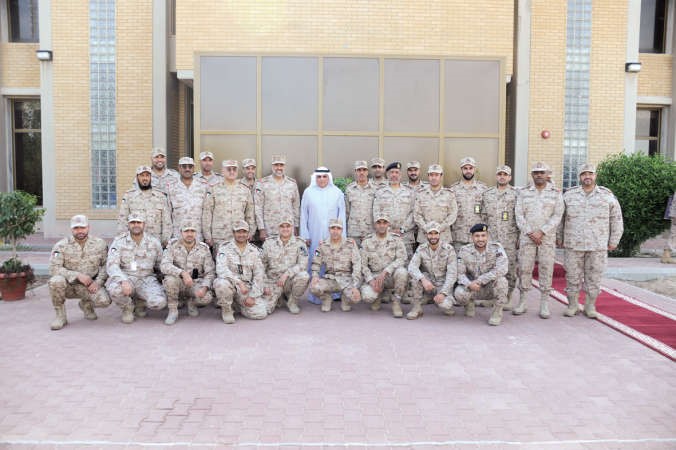 الشيخ خالد الجراح والفريق الركن عبدالله النواف واللواء الركن انور المزيدي واللواء الركن احمد العميري والعميد الركن فهاد العجمي مع عدد من منتسبي الدفاع الجوي﻿