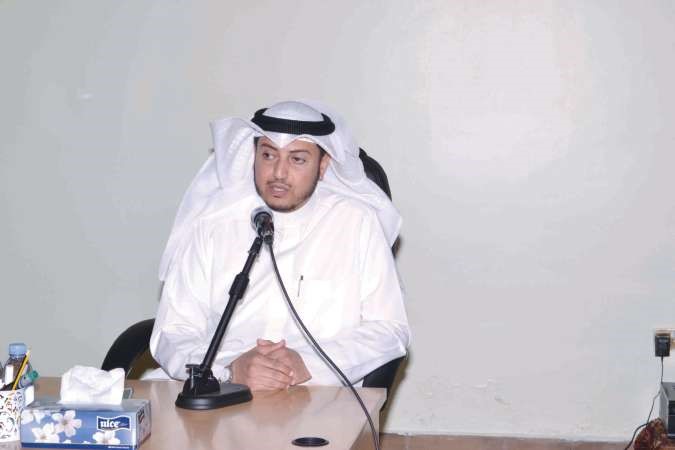 1 مدير الادارة احمد الطويل اثناء الاجتماع