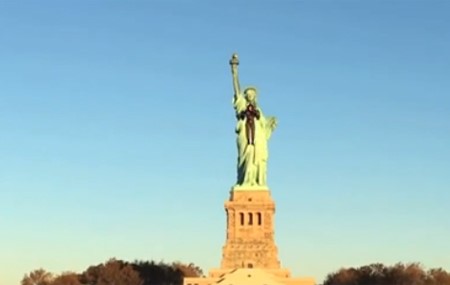 شاهد.. تمثال الحرية يستقبل زائراً غير متوقع
