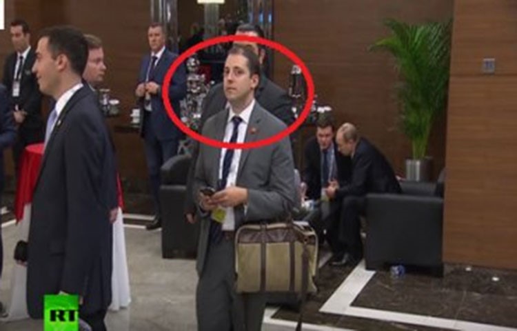 بالفيديو.. رجل في غاية الحماقة يربك لقاء اوباما وبوتين 