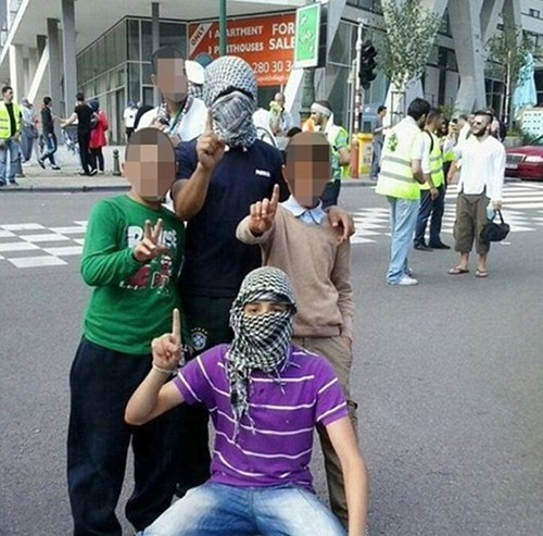 بالصور.. أحد منفذي هجمات باريس يستمتع بالشمس عاري الصدر 