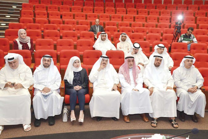 م على اليوحة ود عبدالهادي الصالح وم موسى معرفي ويوسف الجاسم وم جنان بوشهري ود فاضل صفر في مقدمة الحضور﻿