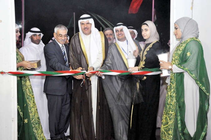 الشيخ سلمان الحمود وماياد الخرافي ودعدنان شهاب الدين يقصون شريط افتتاح المعرض الدولي الثامن للاختراعات