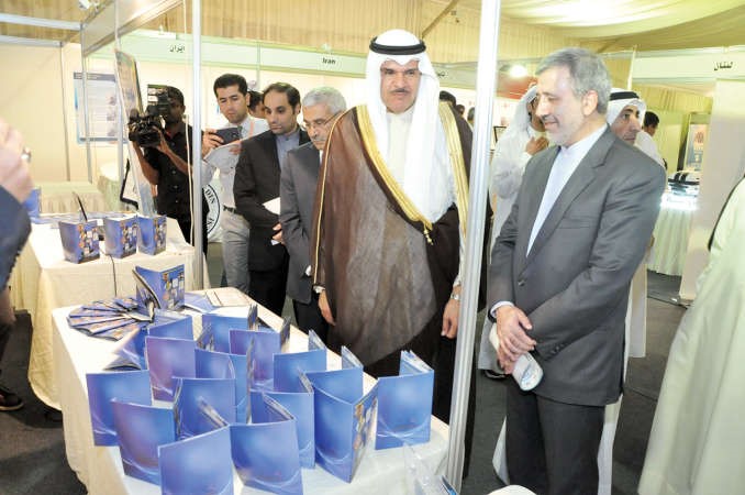 السفير الايراني يطلع الشيخ سلمان الحمود على اختراعات ابناء بلاده