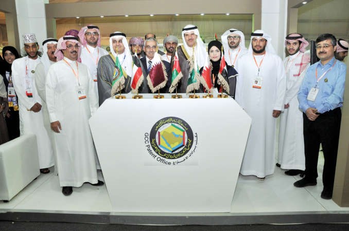 الشيخ سلمان الحمود وم اياد الخرافي في ركن براءات الاختراع لدول مجلس التعاون الخليجياحمد علي