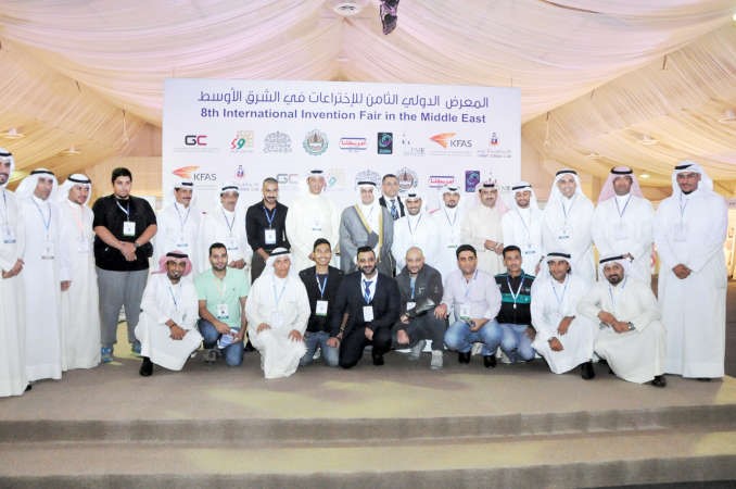 م اياد الخرافي متوسطا عددا منالمخترعين والمتطوعين خلال حفل افتتاح المعرض
