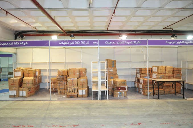 كراتين الكتب في احد الاجنحة قبيل وضعها للعرض