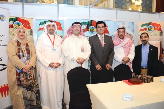 الزملاء جاسم التنيب وكامل الشمري وبداح السهلي ويوسف الكوت ومحمد المنصوري وهناء السيد في جناح جمعية الصحافيين ﻿