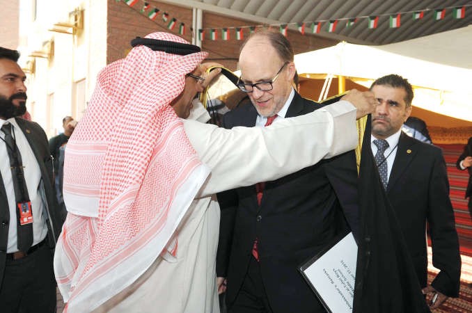 السفير الاميركي يرتدي البشت الكويتي قاسم باشا ﻿